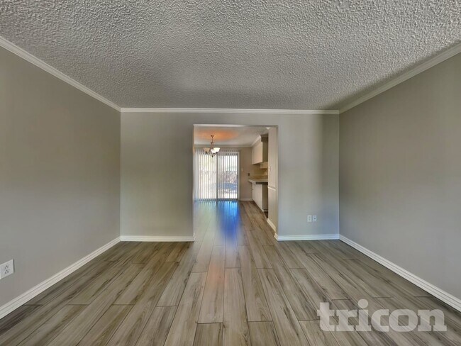 Foto del edificio - 945 E Huffaker Ln