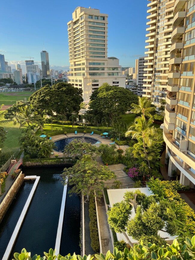 Foto del edificio - One bedroom, one parking stall at the Marc...