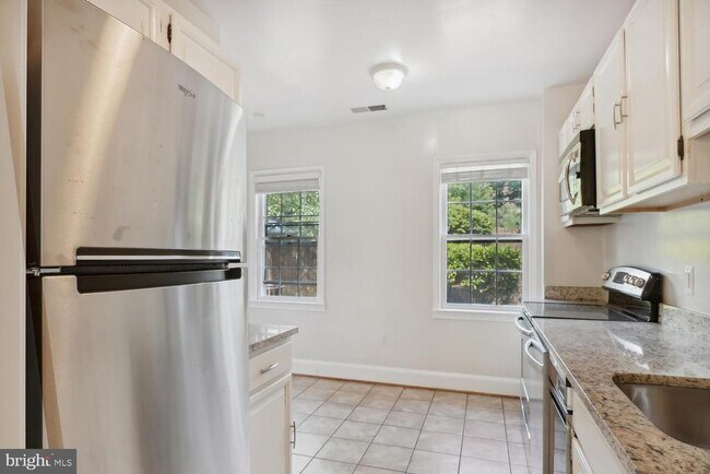 Foto del edificio - 3231 Sutton Pl NW