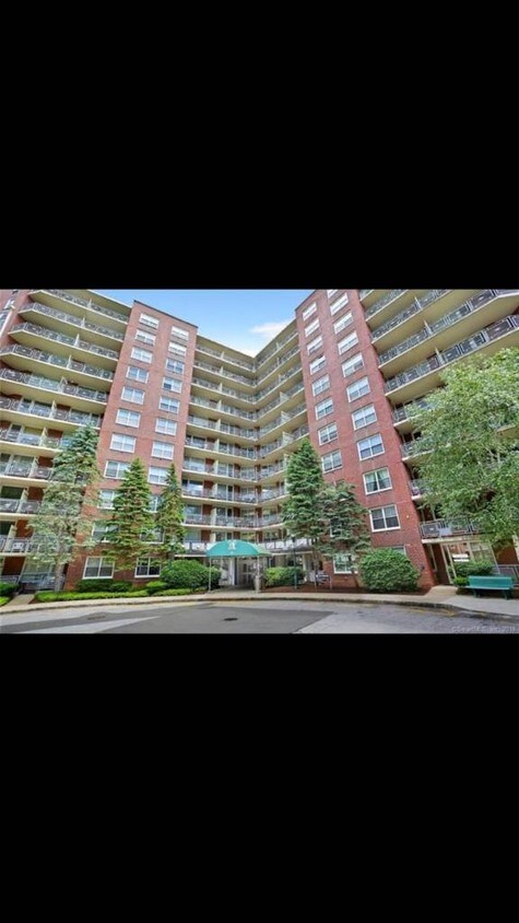 Primary Photo - 71 Strawberry Hill Ave