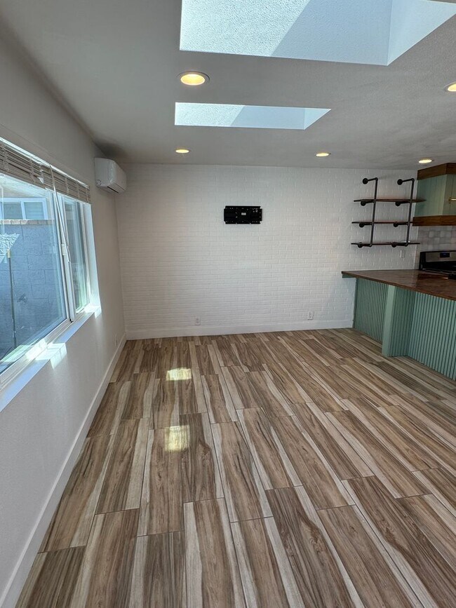 Foto del edificio - !! MOVE-IN SPECIAL !! Cozy Carson Back House with Skylights & Washer/Dryer
