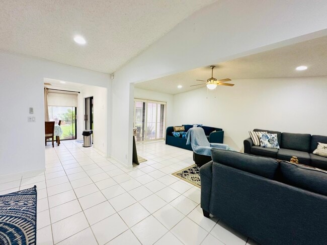 Building Photo - 5077 Forsythia St