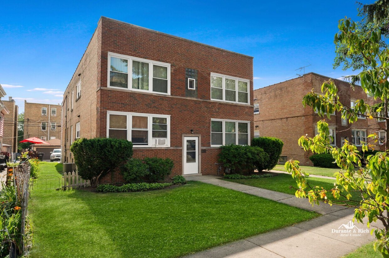 Primary Photo - Move-In Ready and Fully Furnished in Skokie