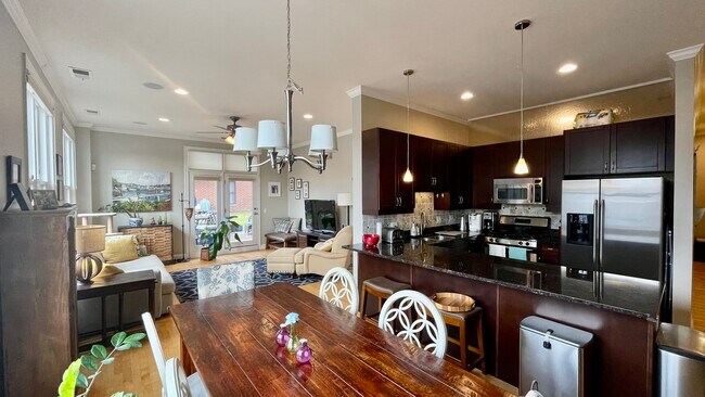 Building Photo - 4814 N Damen Ave