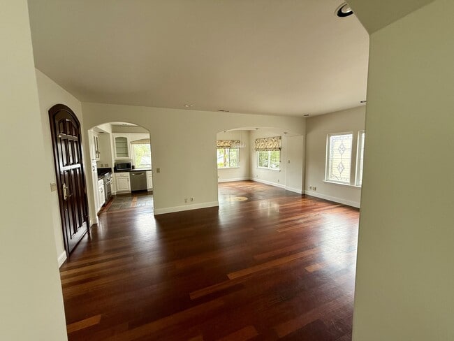 Building Photo - 143 Alamo Ave