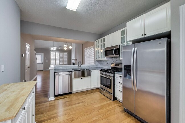 Foto del edificio - Single-family home in Kennesaw, GA near KSU, Town Center and Woodstock.