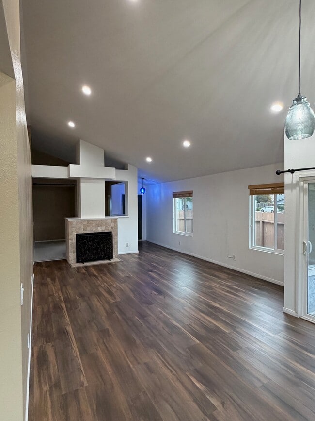 Building Photo - 1845 Blackhawk Ave