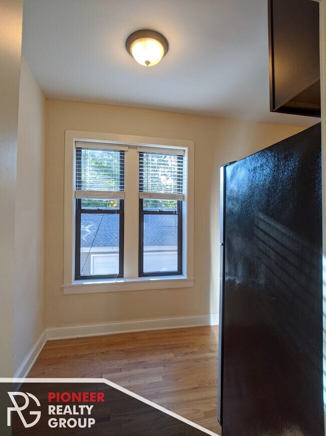Building Photo - 4036 N Ashland Ave