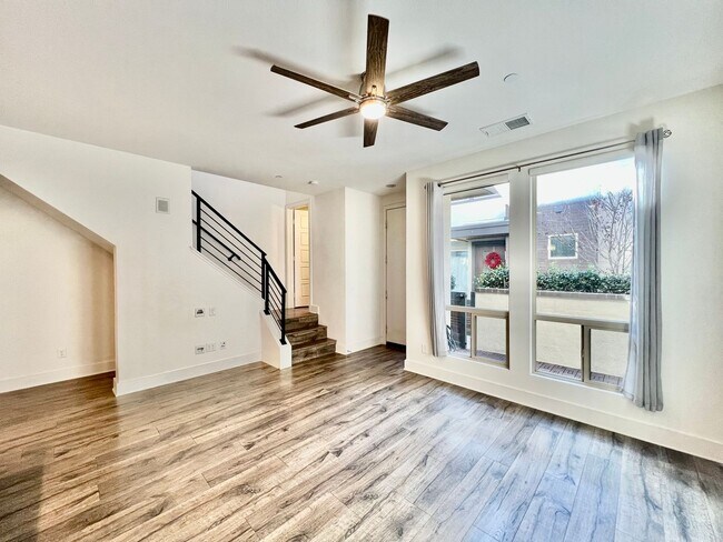 Foto del edificio - Beautiful 3B/2.5BA townhome in Mission Val...