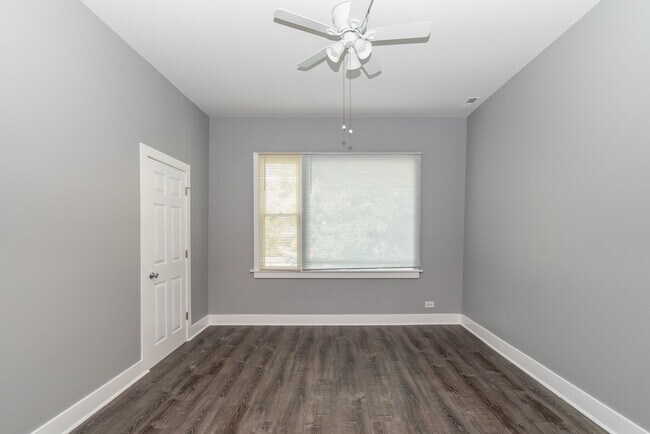 Living room - 1806 N Richmond St