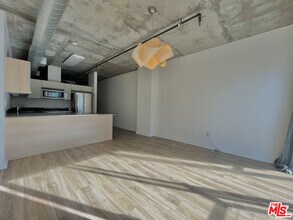 Building Photo - 645 W 9th St