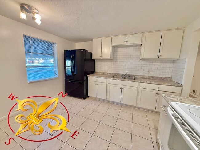 Foto del edificio - Spacious 4-Bedroom Home with Dual Living A...