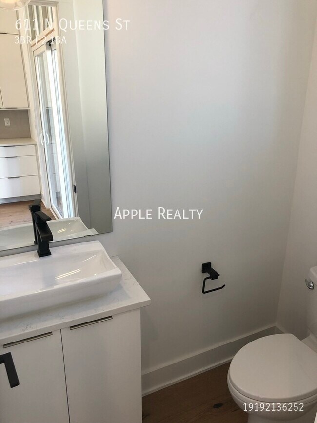 Building Photo - 611 N Queens St Townhome - Available Augus...