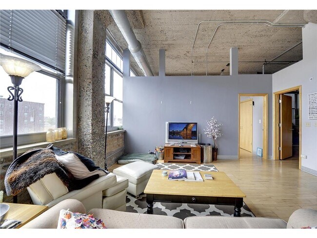 Building Photo - 521 S 7th St