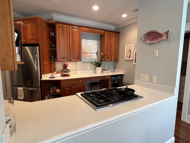 Beautiful Kitchen W/stainless steel appliances - 39 Park Sq N