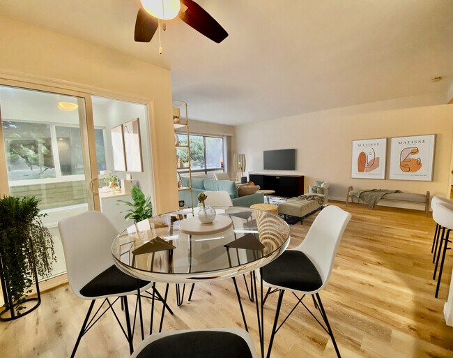 Virtually Staged - 5625 Green Valley Cir