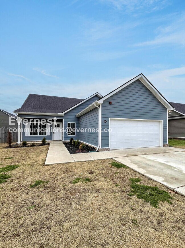 Building Photo - Limited Time Special Offer/ 4-Bedroom Home with Fenced Yard & Garage / Pet-Friendly / Available Now!
