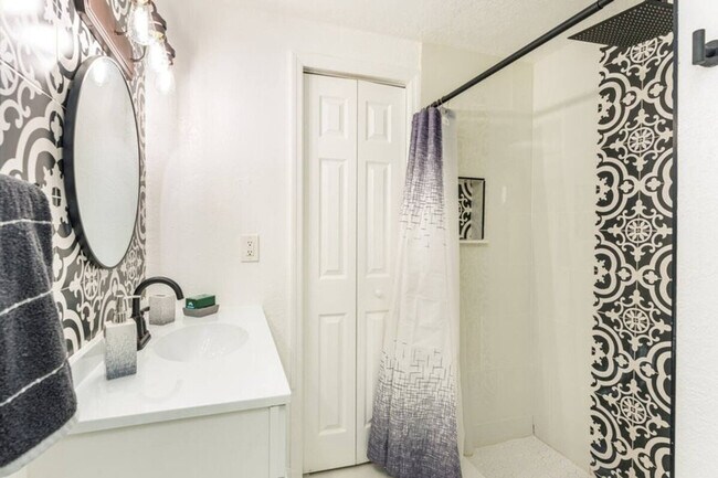 Foto del edificio - 2233 E Kaley Ave