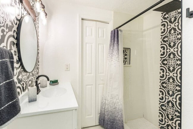 Building Photo - 2233 E Kaley Ave