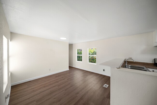 Building Photo - 562 Eastwood Dr