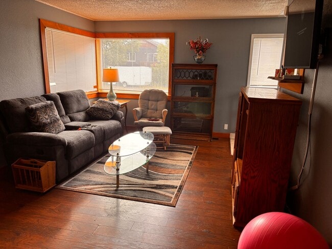 Building Photo - Turnagain 2 Bed / 1 Bath House!