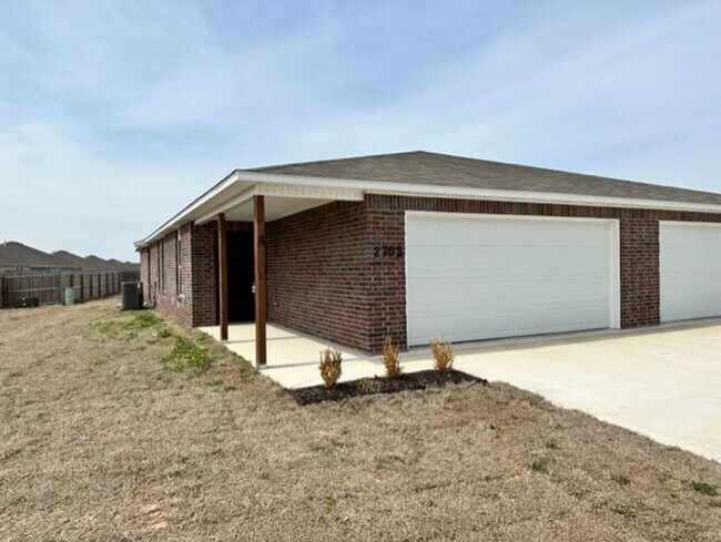 Foto del edificio - Three Bedroom | Two Bathroom Duplex with Full Service Lawn Care in Lawlis Ranch