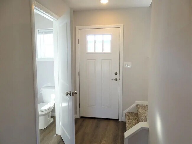 Building Photo - 10 Cobblestone Ct