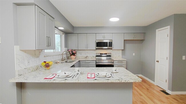 Building Photo - 331 Carriage Trail Ct