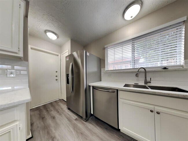 Foto del edificio - 15227 Dunstable Ln