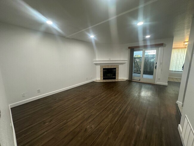 Foto del edificio - Spacious 2-Bedroom, 2-Bath Condo – Fully R...
