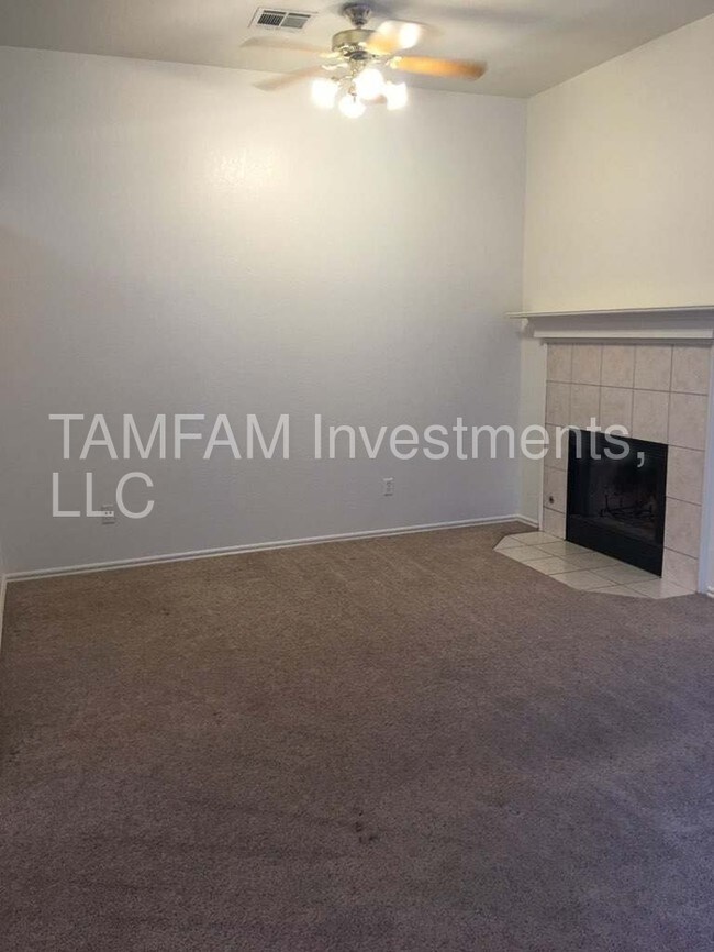 Building Photo - 3 Bedroom, 2 ba Duplex