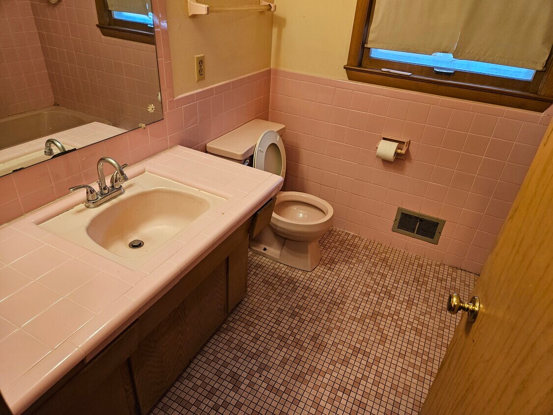 Building Photo - 3819 S 74th St