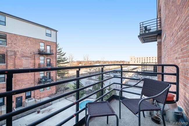Foto del edificio - 6533 E Jefferson Ave