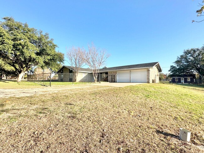 Foto del edificio - 1.75 Acres!  Lawncare Included.  Viewable ...