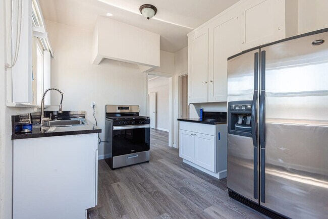Building Photo - 4915 San Vicente Blvd