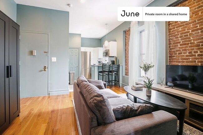 Building Photo - Private bedroom in 3 bed/2 bath Home