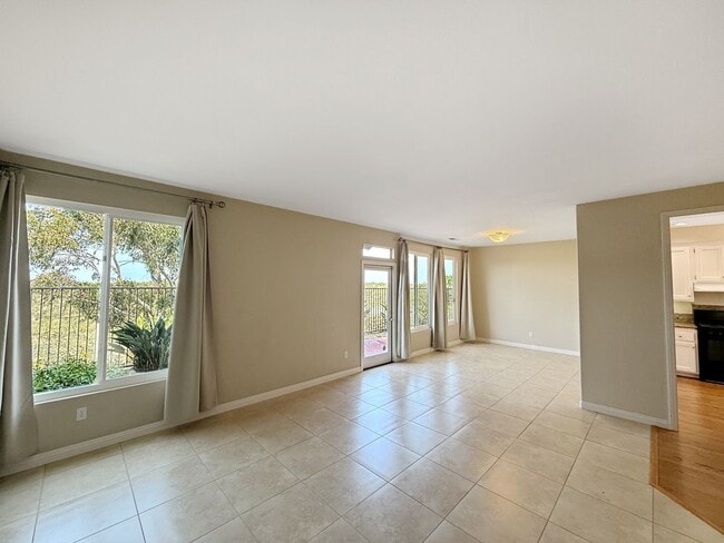 Building Photo - Beautiful 3B/2.5BA Home in Sorrento Valley...