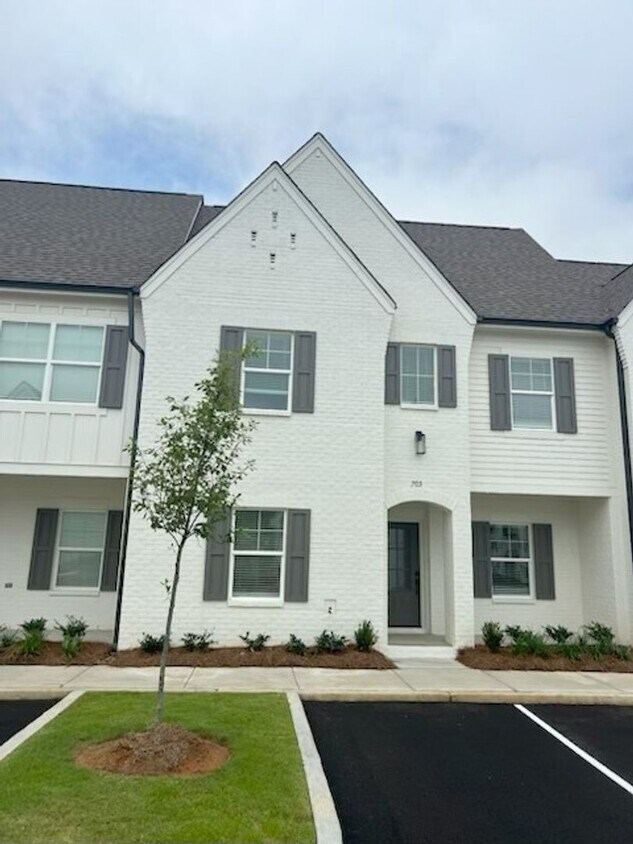 Primary Photo - 3BR/3.5BA End Unit in South Grove
