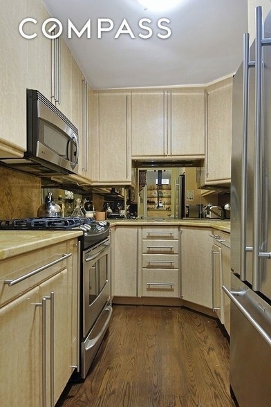 Building Photo - 340 E 64th St