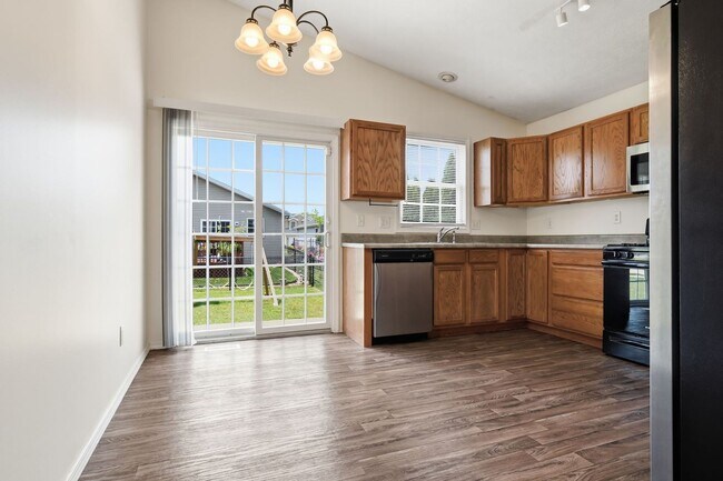 Foto del edificio - Beautiful 4 BR house in east Bloomington