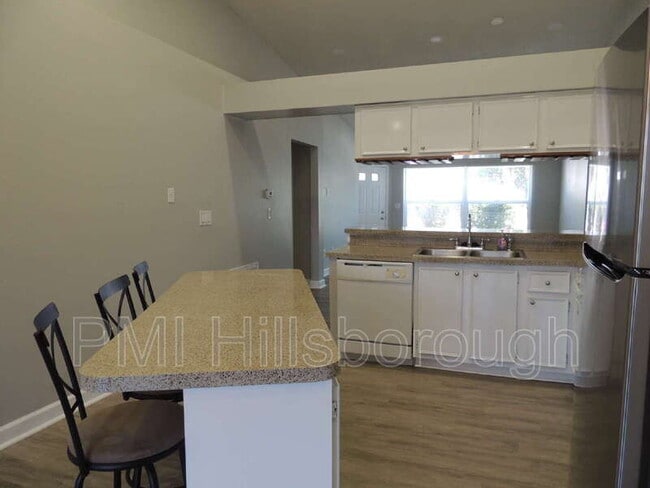 Building Photo - 944 Burlwood St