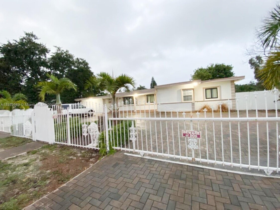 1055 NW 153rd St Unit 2, Miami, FL 33169 Room for Rent in Miami, FL