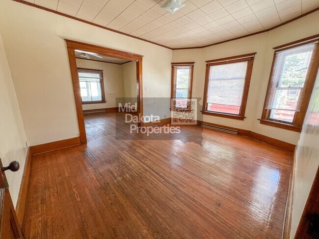 Foto del edificio - 933 E 5th-3 Bedroom House