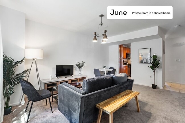 Building Photo - Room in Shared 5 bed/3 bath home in Logan Circle