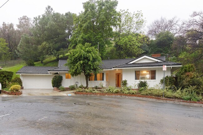 Building Photo - Stunning 3-Bedroom Home Nestled in the Tra...