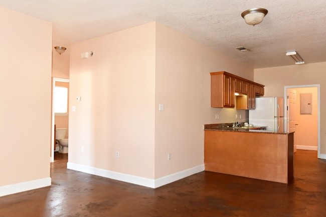 Building Photo - Mayflower Apt Duplex