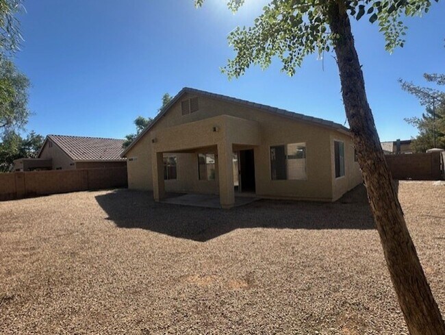 Building Photo - CHARMING SINGLE LEVEL 4 BEDROOM HOME ON A CORNER LOT