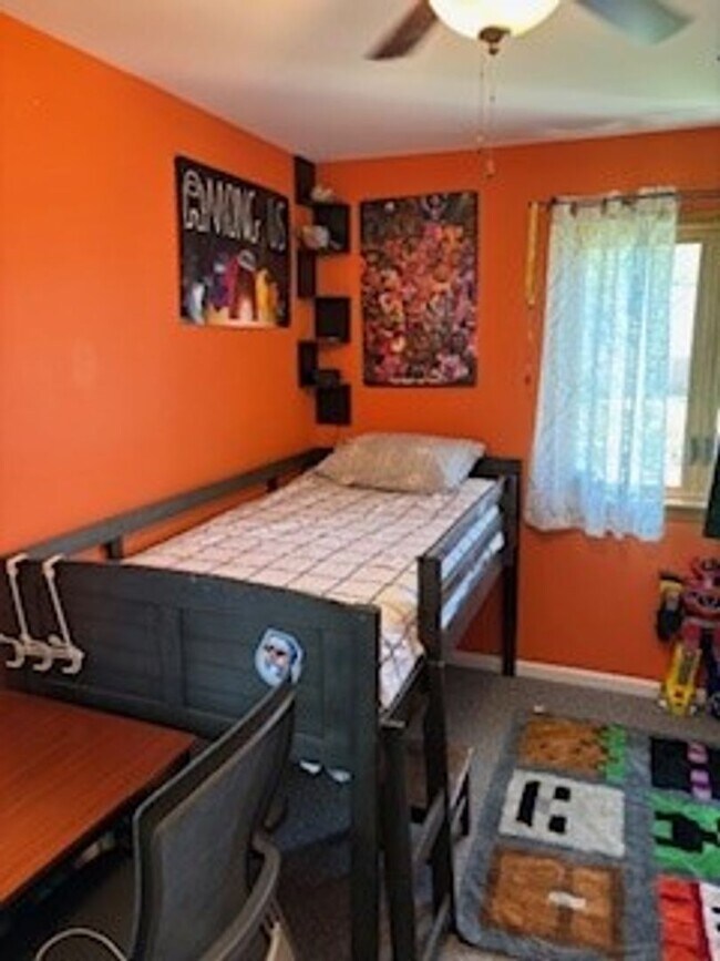 Building Photo - Four Bedroom Condo for Rent