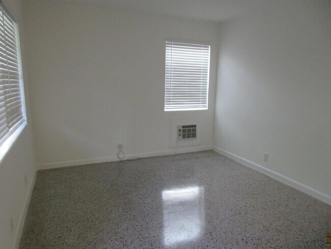Foto del edificio - 1118 N H St