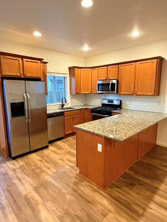 Foto del edificio - Beautiful Home w/Gas Fireplace, Plank Flooring, Fenced Yard, Garage, W/D & MORE!